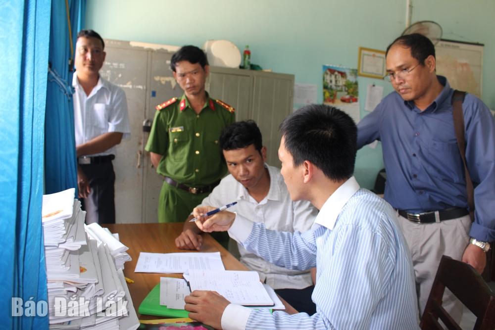 Đoàn kiểm tra CCHC của tỉnh làm việc tại xã Bông Krang (huyện Lắk). (Ảnh minh họa)