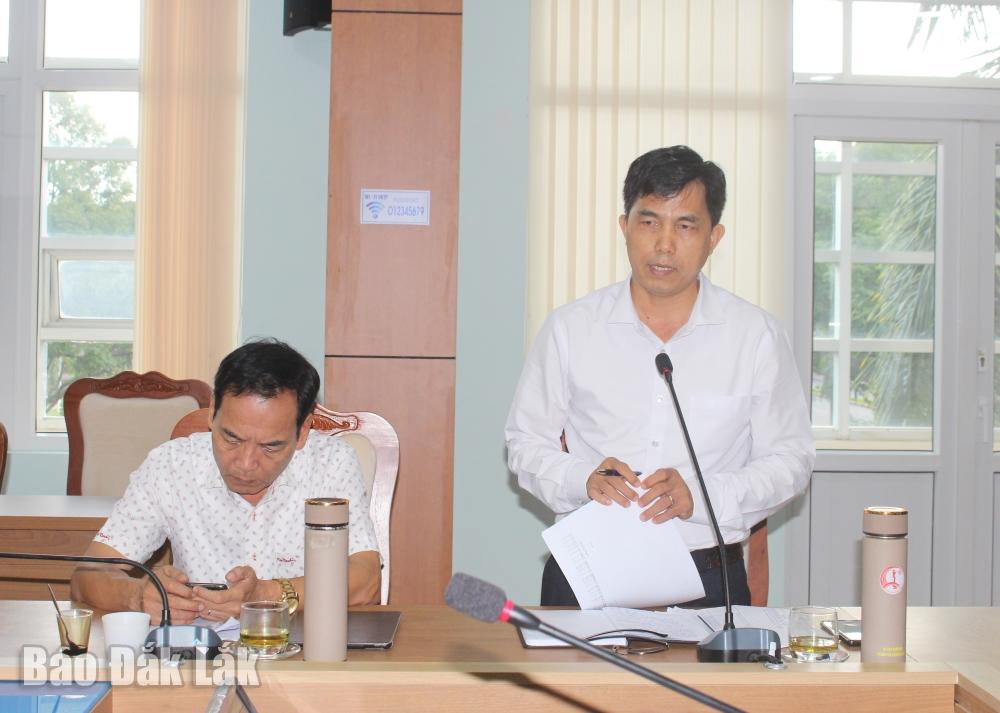 Chánh Văn phòng Đoàn đại biểu Quốc hội và HĐND tỉnh Nguyễn Xuân Đá - thành viên Đoàn giám sát đóng góp ý kiến tại buổi làm việc.