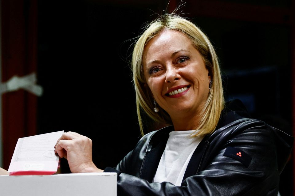 Lãnh đạo của đảng FdI Giorgia Meloni bỏ phiếu trong cuộc bầu cử ở Rome ngày 25/9/2022. (Ảnh: Reuters/TTXVN)
