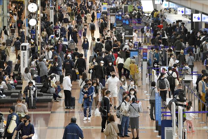 Hành khách tại sân bay Haneda ở thủ đô Tokyo, Nhật Bản. (Ảnh tư liệu: AFP/TTXVN)