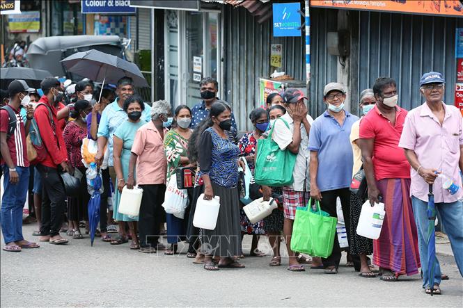 Người dân xếp hàng chờ mua dầu hỏa tại Colombo, Sri Lanka ngày 17/6. (Ảnh: THX/TTXVN)