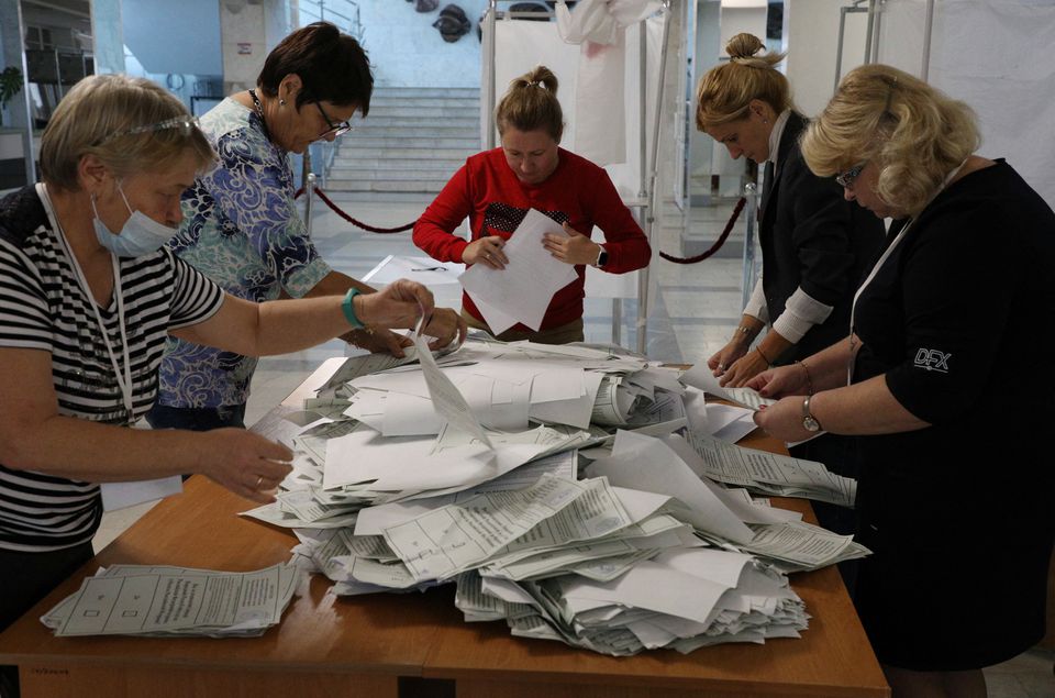 Các thành viên của ủy ban bầu cử địa phương kiểm phiếu tại một điểm bỏ phiếu sau cuộc trưng cầu dân ý về việc gia nhập các khu vực do Nga kiểm soát của Ukraine với Nga, ở Sevastopol, Crimea ngày 27/9/2022. Bỏ phiếu tại điểm bỏ phiếu được tổ chức cho người dân tự tuyên bố Cộng hòa Nhân dân Donetsk (DPR) - khu vực Ukraine do Nga kiểm soát. (Ảnh: Reuters/TTXVN)