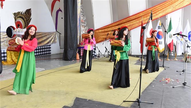 Tiết mục múa Trống cơm của Việt Nam nhằm quảng bá văn hóa ASEAN tại Mexico. (Ảnh: TTXVN)