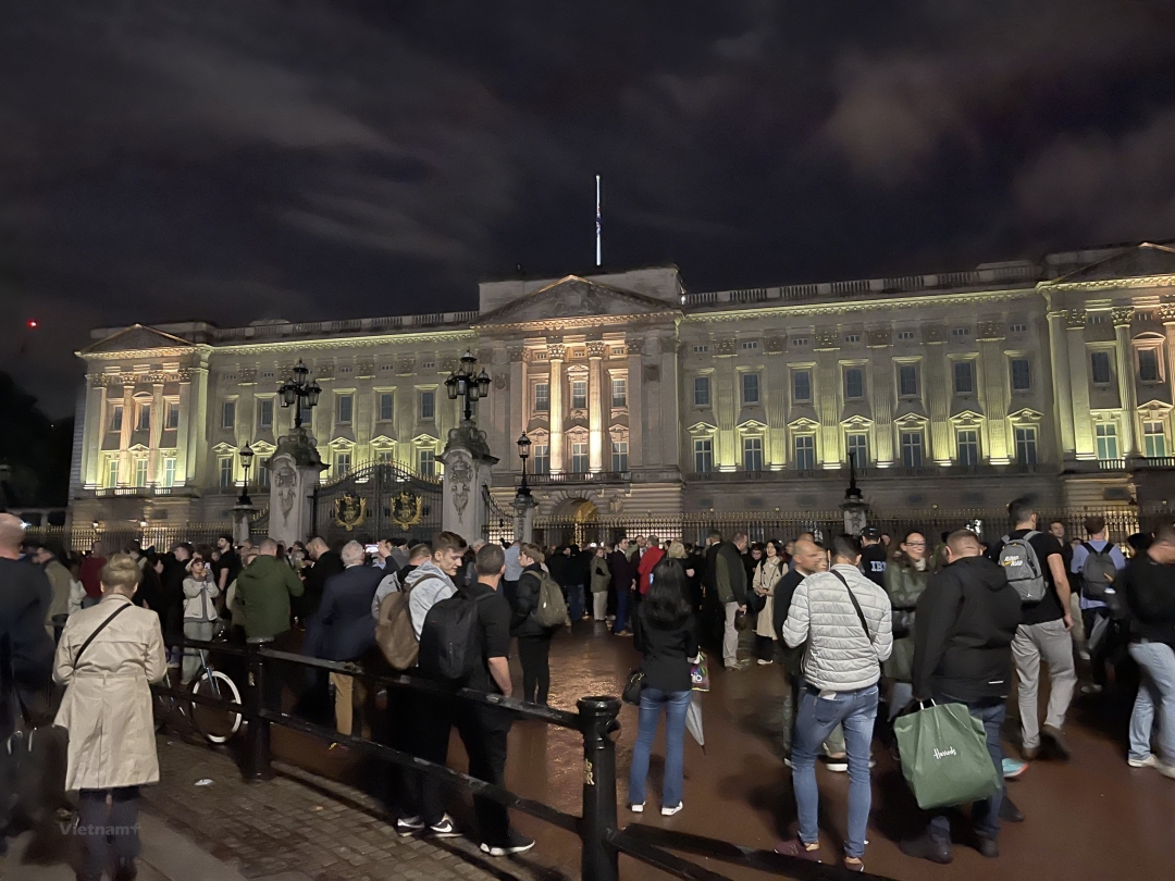 Người dân đổ tới Cung điện Buckingham để tưởng niệm Nữ hoàng Anh. (Ảnh: Minh Hợp/Vietnam+)