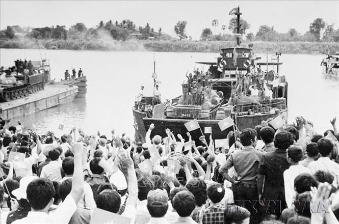 Năm 1989, lực lượng tàu vận tải quân sự Hải quân, trong đó có Lữ đoàn 125 đã hoàn thành thắng lợi 8 đợt vận chuyển quân tình nguyện Việt Nam từ Campuchia về nước, bảo đảm an toàn tuyệt đối về người và phương tiện. Ảnh: TTXVN