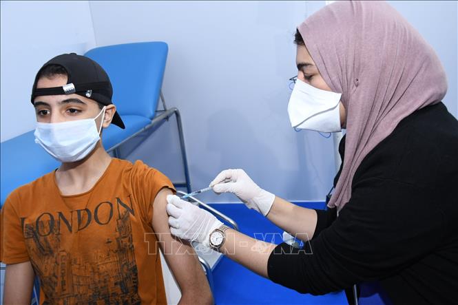Nhân viên y tế tiêm vaccine ngừa COVID-19 cho trẻ em tại Sale, Maroc ngày 8/10/2021. Ảnh: THX/TTXVN