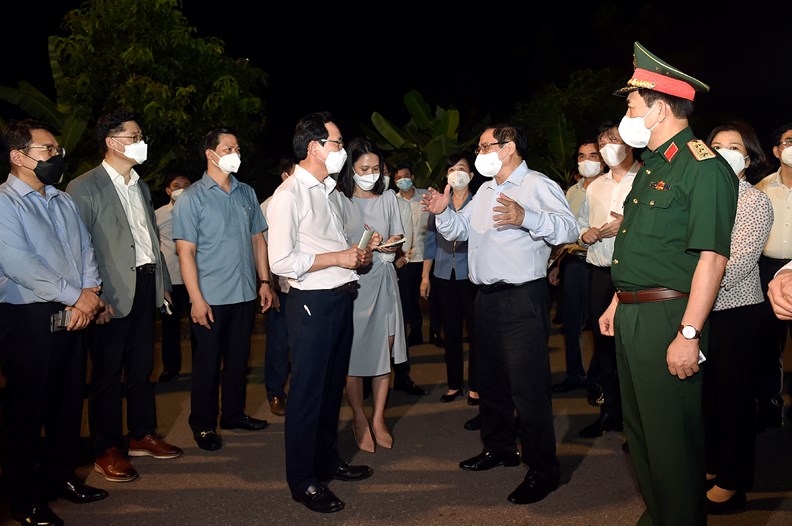 Chiều tối 29/5, Thủ tướng Phạm Minh Chính vào tâm dịch Bắc Ninh kiểm tra công tác phòng chống dịch bệnh COVID-19, duy trì hoạt động sản xuất kinh doanh. Ảnh VGP/Nhật Bắc