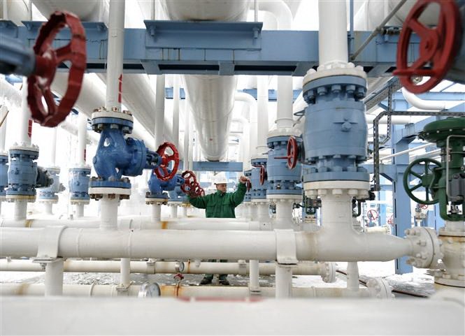 Công nhân kiểm tra định kỳ hệ thống đường ống dẫn khí đốt tại trung tâm kiểm soát khí tự nhiên ở Hajduszoboszlo, cách Budapest (Hungary) hơn 200km về phía Đông. (Ảnh: AFP/TTXVN)