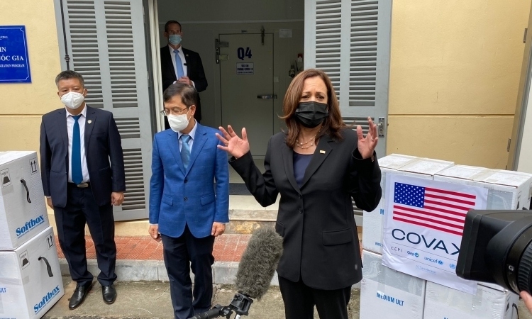 Phó Tổng thống Mỹ Kamala Harris bày tỏ cảm kích vì sự hỗ trợ Việt Nam dành cho Mỹ trong đợt bùng dịch Covid-19 hồi tháng 4 năm ngoái. Mỹ đã gửi tặng Việt Nam 5 triệu liều vaccine Covid-19 và thêm 1 triệu liều nữa trong đợt viện trợ lần này. (Nguồn: TTXVN)