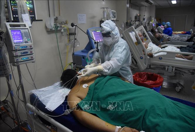 Nhân viên y tế điều trị cho bệnh nhân COVID-19 tại bệnh viện ở San Lorenzo, Paraguay, ngày 16/3/2021. Ảnh minh họa: AFP/TTXVN
