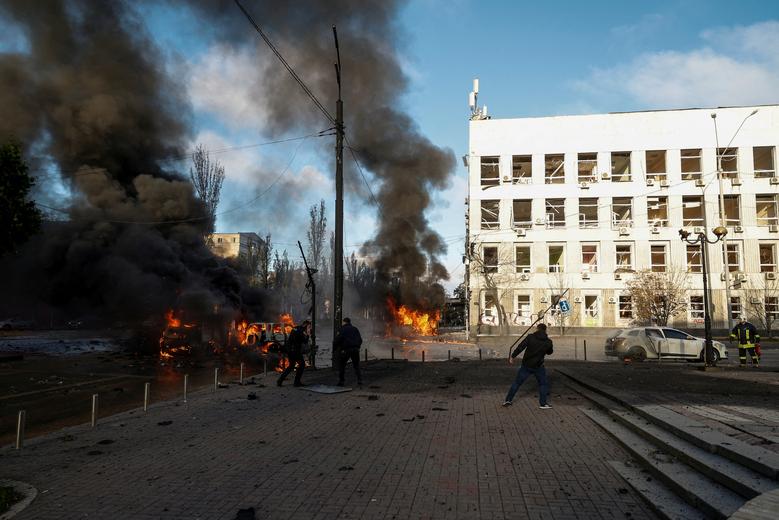 Ô tô bốc cháy sau cuộc tấn công tên lửa của Nga ở Kiev, Ukraine hôm 10/10. (Ảnh: Reuters/TTXVN)