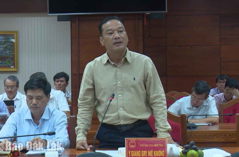 Phó Chủ tịch UBND tỉnh Y Giang Gry Niê Knơng làm rõ thêm một số vấn đề liên quan đến công tác quy hoạch, quản lý đất đai trên địa bàn tỉnh. (Ảnh: Thế Hùng)