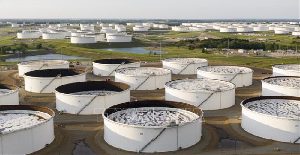 Một cơ sở dự trữ dầu thô tại Cushing, bang California, Mỹ. (Ảnh: AFP/TTXVN)