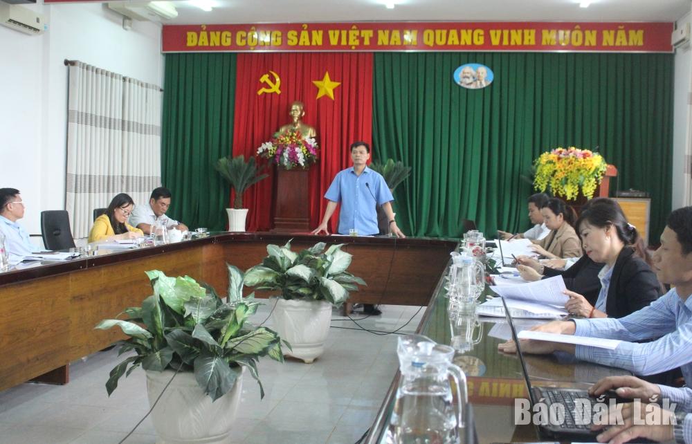 Phó Giám đốc Sở Nội vụ, Trưởng Đoàn kiểm tra 1391 Hoàng Mạnh Hùng phát biểu tại buổi làm việc với UBND huyện.