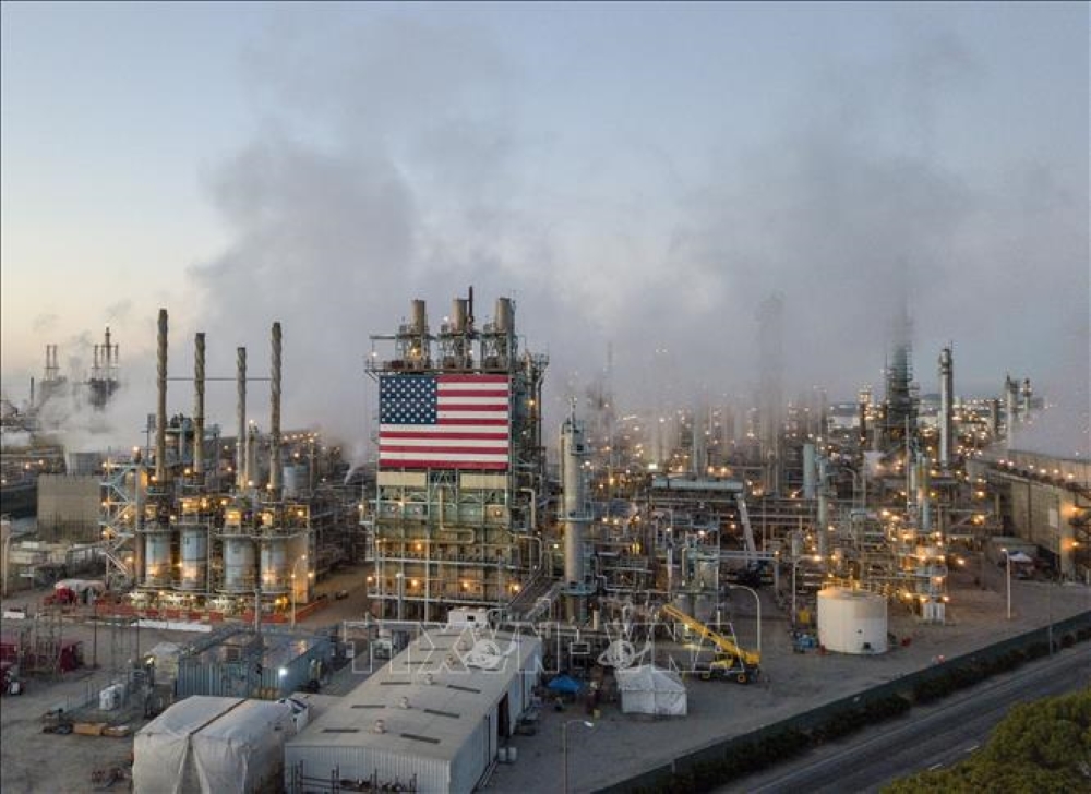 Một nhà máy lọc dầu ở Carson, bang California, Mỹ. (Ảnh: AFP/TTXVN)