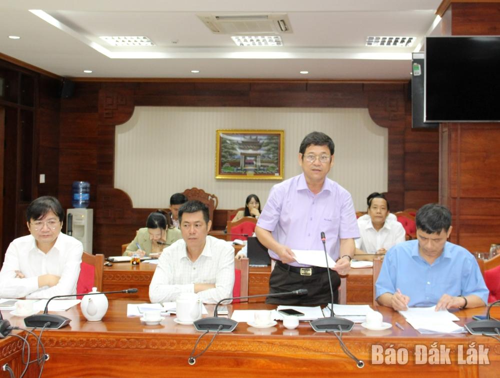 Giám đốc Sở Nội vụ Bạch Văn Mạnh báo cáo tình hình thực hiện công tác CCHC tại cuộc họp.