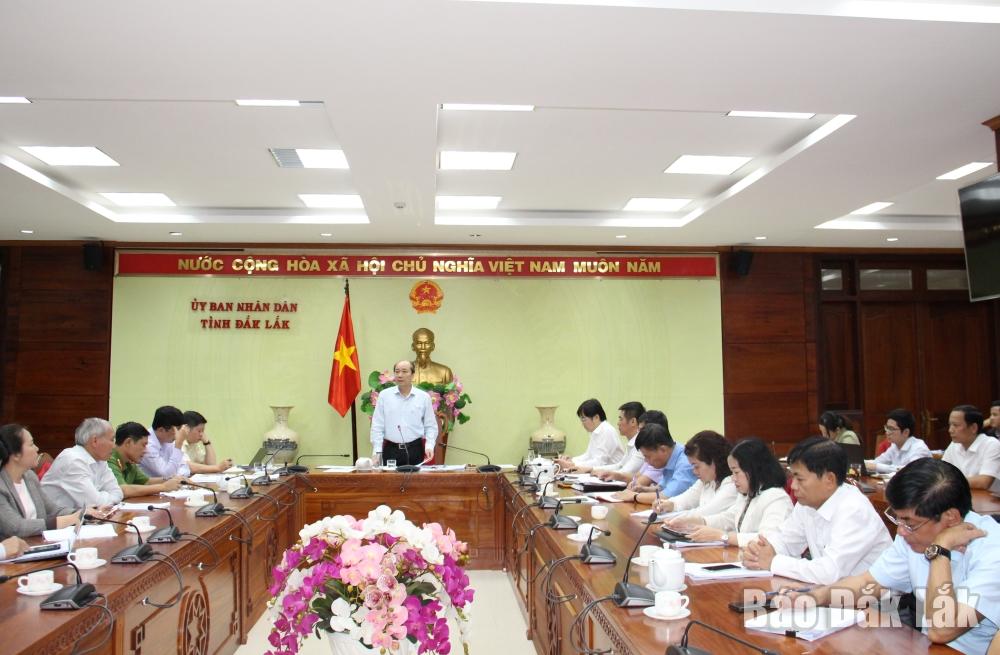 Chủ tịch UBND tỉnh Phạm Ngọc Nghị chủ trì cuộc họp.