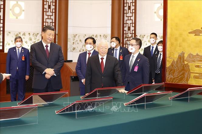 Tổng Bí thư Nguyễn Phú Trọng cùng Tổng Bí thư, Chủ tịch nước Trung Quốc Tập Cận Bình chứng kiến các văn kiện đã được các bộ, ngành, địa phương hai nước ký kết. (Ảnh: TTXVN)