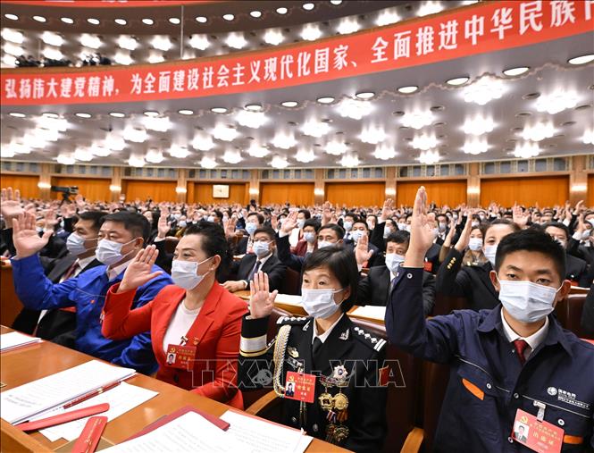 Các đại biểu tham gia biểu quyết tại phiên bế mạc Đại hội đại biểu toàn quốc lần thứ XX Đảng Cộng sản Trung Quốc ở Bắc Kinh, ngày 22/10/2022. (Ảnh: THX/TTXVN)