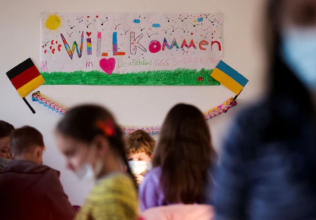 Một tấm biển chào đón trẻ em tị nạn Ukraine tại một trường tiểu học ở Düsseldorf, Đức. (Ảnh: Reuters/TTXVN)
