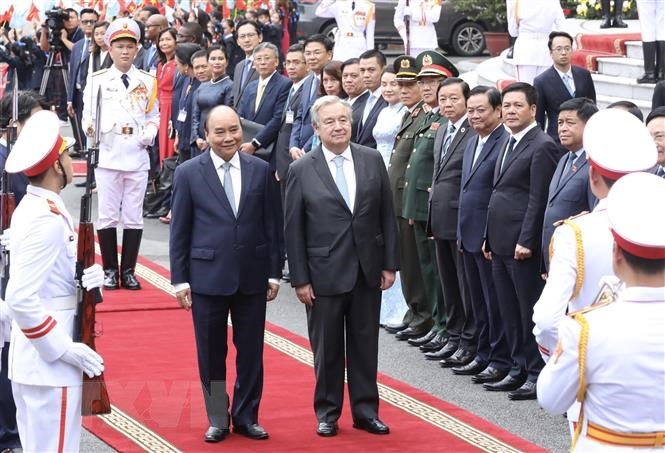 Chủ tịch nước Nguyễn Xuân Phúc với Tổng Thư ký Liên hợp quốc António Guterres tại lễ đón. (Ảnh: Lâm Khánh/TTXVN)