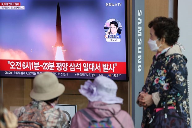 Người dân theo dõi bản tin trên truyền hình về vụ phóng tên lửa của Triều Tiên, tại nhà ga ở Seoul, Hàn Quốc, ngày 6/10/2022. (Ảnh: Yonhap/TTXVN)
