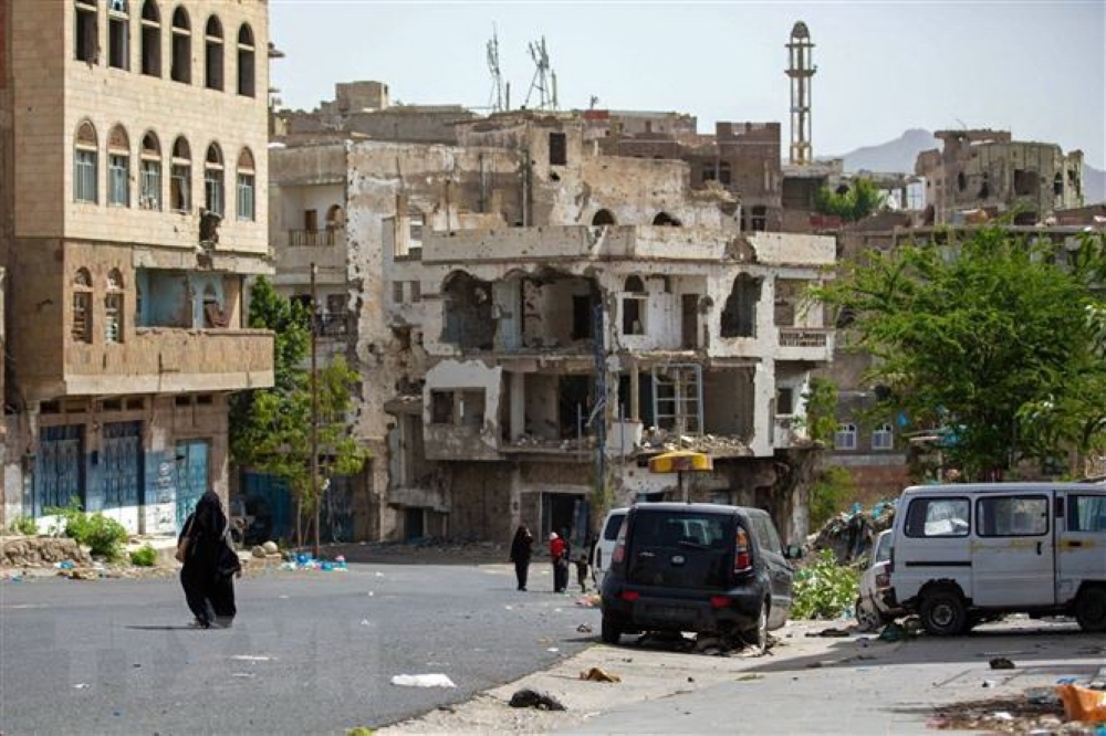 Nhiều ngôi nhà bị hư hại sau các cuộc giao tranh tại thành phố Taez, Yemen, khu vực do Houthi kiểm soát. (Ảnh: AFP/TTXVN)
