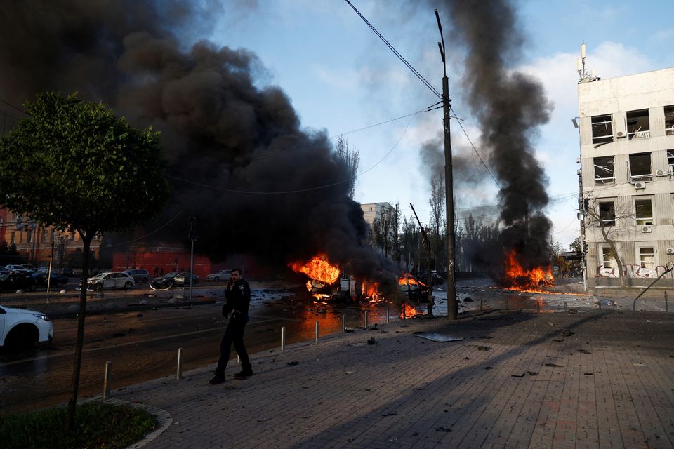 Hiện trường một vụ tấn công ở Kiev, Ukraine. (Ảnh: Reuters/TTXVN)