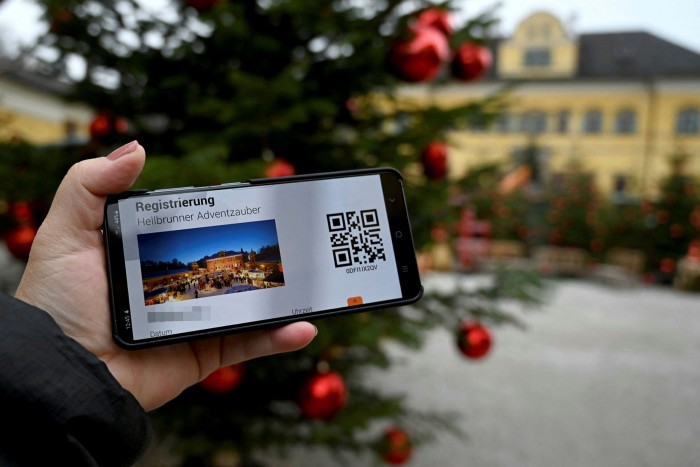 Một người dân quét mã QR trước khi dự một sự kiện ở Salzburg, Áo. Ảnh: AFP