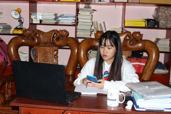 Học sinh Trường THCS và THPT Đông Du học trực tuyến tại nhà. Ảnh: Như Quỳnh