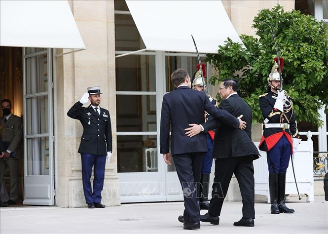 Tổng thống Cộng hòa Pháp Emmanuel Macron và Thủ tướng Chính phủ Phạm Minh Chính. Ảnh: Dương Giang/TTXVN