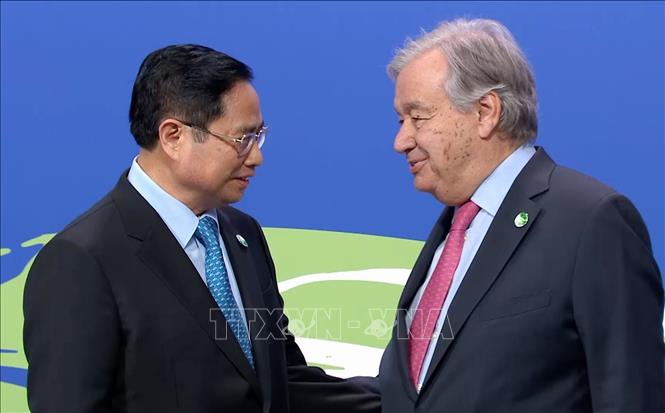 Tổng Thư ký Liên hợp quốc Antonio Guterres đón Thủ tướng Phạm Minh Chính đến dự Hội nghị COP26. Ảnh: TTXVN