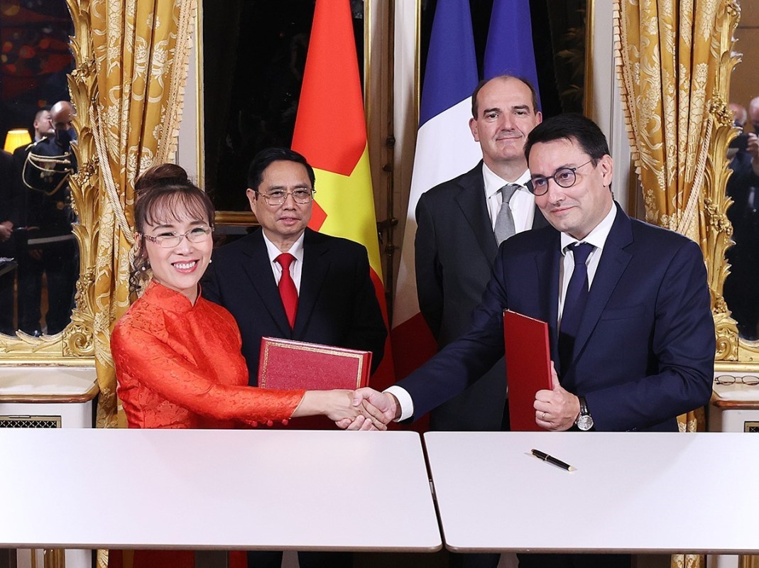 Thủ tướng Phạm Minh Chính và Thủ tướng Pháp Jean Castex chứng kiến lễ ký văn kiện hợp tác giữa hai nước