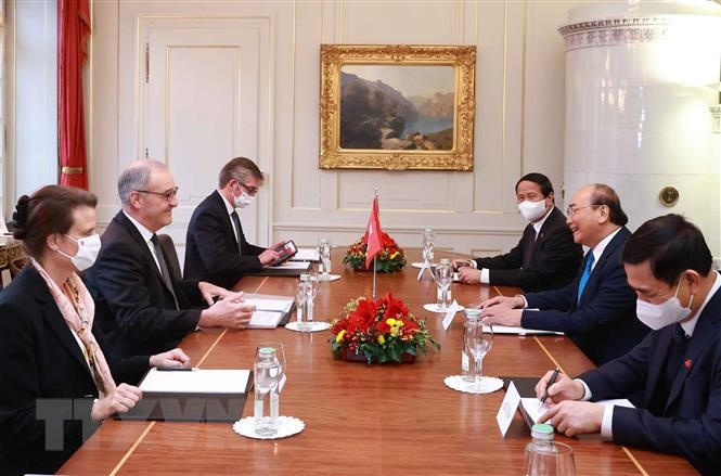Chủ tịch nước Nguyễn Xuân Phúc hội đàm với Tổng thống Liên bang Thụy Sỹ Guy Parmelin. (Ảnh: Thống Nhất/TTXVN)