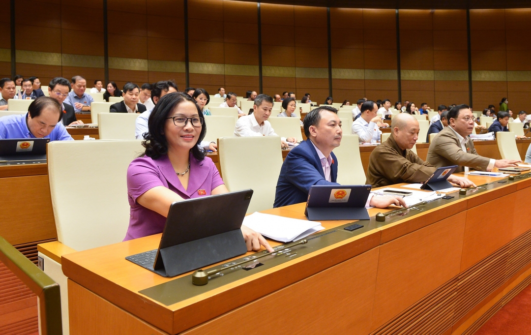 Đại biểu bấm nút biểu quyết thông qua Luật sửa đổi, bổ sung một số điều của Luật Tần số vô tuyến điện. Ảnh: Quochoi.vn