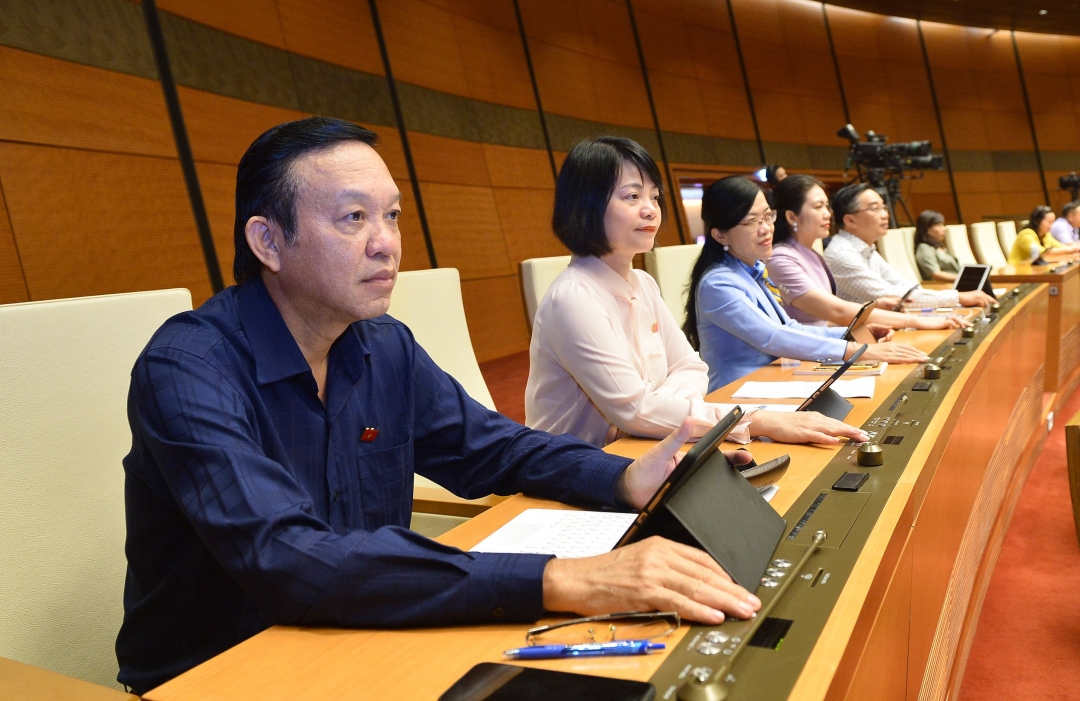 Đại biểu bấm nút thông qua Nghị quyết về phân bổ ngân sách trung ương năm 2023. Ảnh: Quochoi.vn