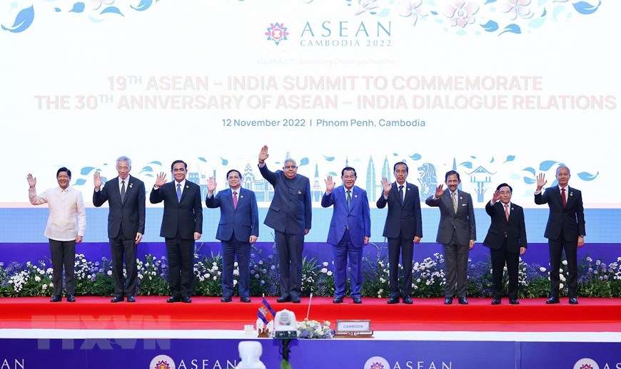 Trưởng đoàn các nước ASEAN và Phó Tổng thống Ấn Độ Jagdeep Dhankhar chụp ảnh chung. (Ảnh: Dương Giang/TTXVN)