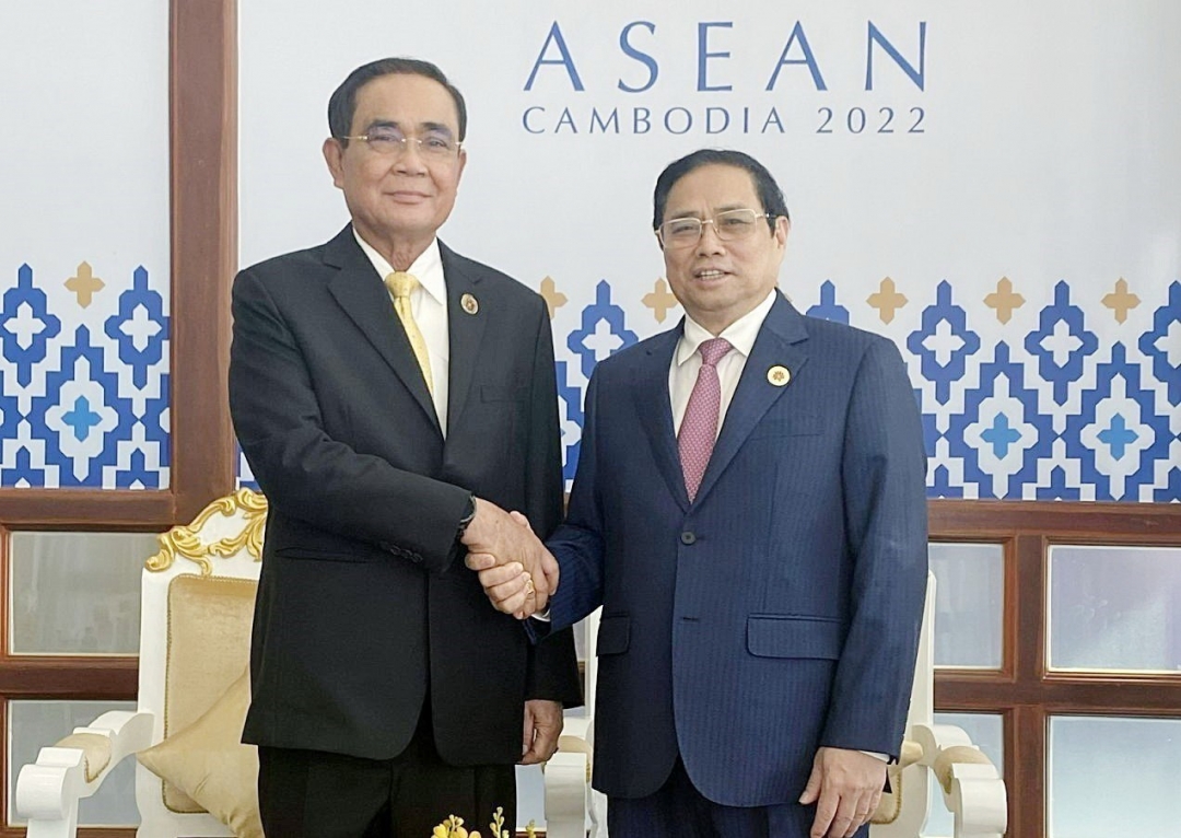Thủ tướng Phạm Minh Chính gặp Thủ tướng Thái Lan Prayut Chan-o-cha. Ảnh: TTXVN