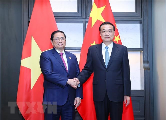 Thủ tướng Phạm Minh Chính gặp Thủ tướng Trung Quốc Lý Khắc Cường. Ảnh: TTXVN