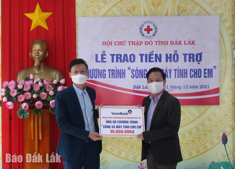 Đại diện Ngân hàng ViettinBank chi nhánh Đắk Lắk ủng hộ Chương trình 