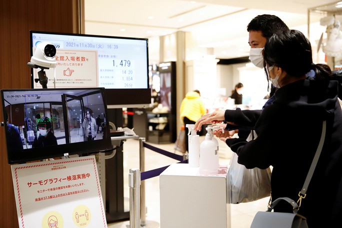 Người dân Nhật Bản khử khuẩn trước khi vào cửa hàng ở thủ đô Tokyo ngày 30/11. (Nguồn: Reuters)
