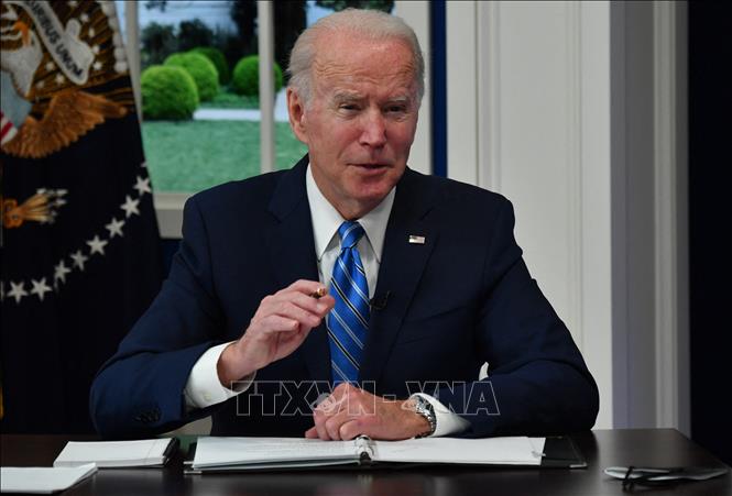 Tổng thống Mỹ Joe Biden dự một cuộc họp với các quan chức cấp cao tại Nhà Trắng ở Washington DC., ngày 27/12/2021. Ảnh: AFP/TTXVN