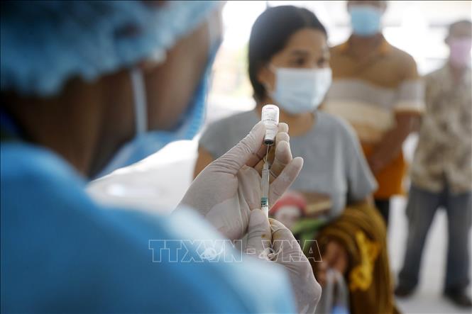 Nhân viên y tế chuẩn bị tiêm vaccine phòng COVID-19 cho người dân tại Phnom Penh, Campuchia. Ảnh minh họa: THX/TTXVN