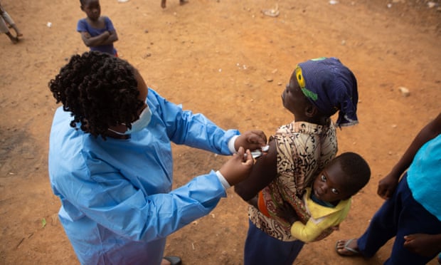 Một phụ nữ tiêm vaccine ở Zimbabwe. Ảnh: Getty Images