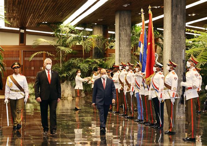 Chủ tịch nước Nguyễn Xuân Phúc và Bí thư thứ nhất Ban Chấp hành Trung ương Đảng Cộng sản Cuba, Chủ tịch nước Cộng hòa Cuba Miguel Díaz-Canel duyệt đội danh dự, trong chuyến thăm chính thức Cuba hồi tháng 9/2021. (Ảnh: Thống Nhất/TTXVN)