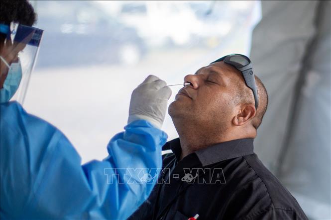 Nhân viên y tế lấy mẫu xét nghiệm COVID-19 cho người dân tại Suva, Fiji ngày 15/6/2021. Ảnh: AFP/TTXVN