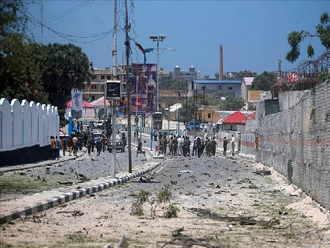  Binh sĩ Chính phủ Somalia tại hiện trường một vụ đánh bom ở Mogadishu. Ảnh: Reuters/TTXVN