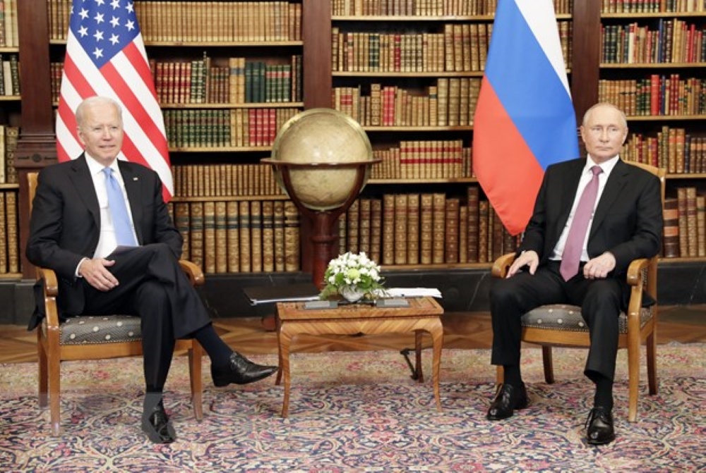 Tổng thống Mỹ Joe Biden (trái) và Tổng thống Nga Vladimir Putin tại hội nghị thượng đỉnh ở Geneva, Thụy Sĩ, ngày 16/6/2021. (Ảnh: AFP/TTXVN)