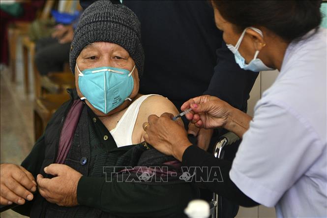 Nhân viên y tế tiêm vaccine phòng COVID-19 cho người dân tại Kathmandu, Nepal ngày 14/11/2021. Ảnh: AFP/TTXVN