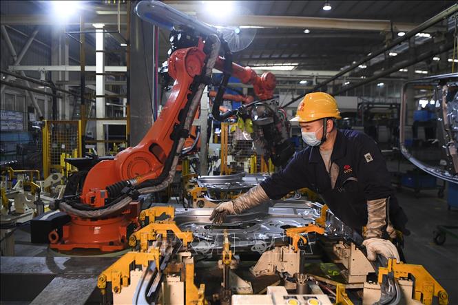 Công nhân làm việc bên trong một nhà máy ở Du Bắc, tỉnh Trùng Khánh, Trung Quốc. Ảnh minh họa: THX/TTXVN